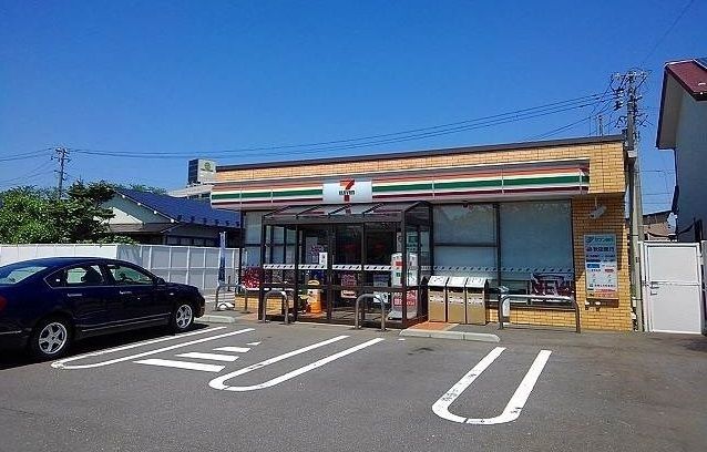 近くのセブンイレブン 川尻みよし町店まで450m（徒歩6分）