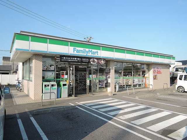 近くのファミリーマートまで370m（徒歩5分）