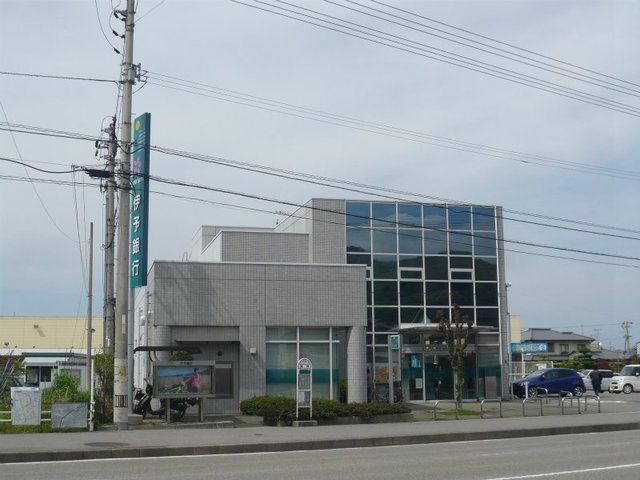 近くの伊予銀行新居浜東支店様まで300m（徒歩4分）