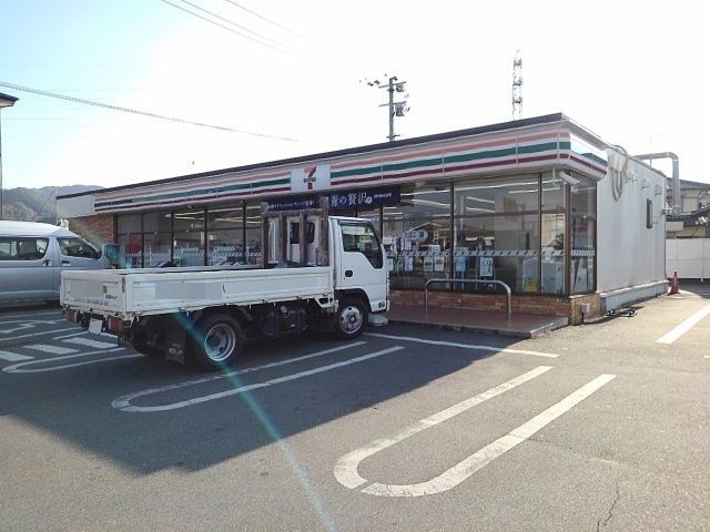 近くのコンビニまで560m（徒歩7分）