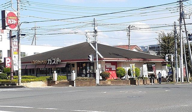 近くのガスト　東川口店まで900m（徒歩12分）