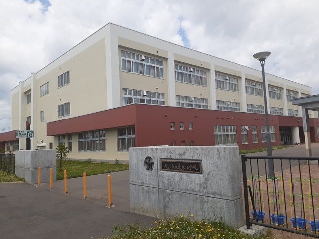 近くの旭川市立東栄小学校まで450m（徒歩6分）
