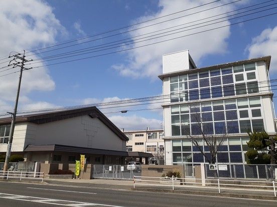 近くの岡山市立西小学校まで1,500m(徒歩19分)