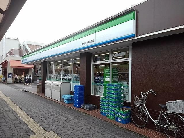 近くのファミリーマートせんげん台駅前まで950m（徒歩12分）