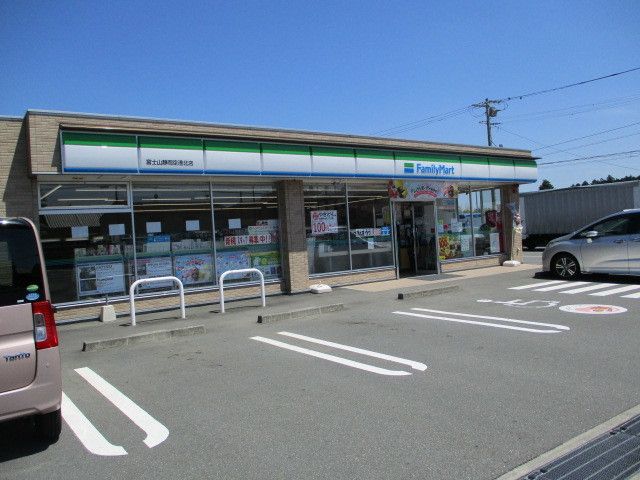 近くのフェミリーマート　空港北店まで700m（徒歩9分）