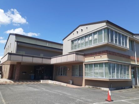近くの熊山図書館まで550m（徒歩7分）