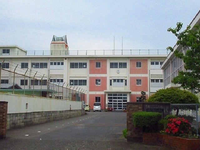 近くの浜小学校まで1,400m(徒歩18分)