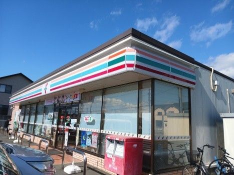 近くのセブンイレブン下江店まで215m（徒歩3分）