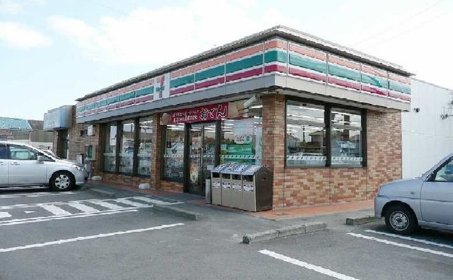 近くのコンビニまで240m（徒歩3分）