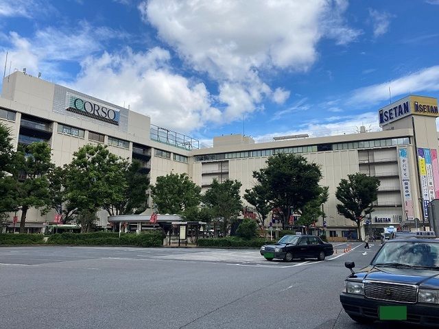 近くの伊勢丹・CORSO 浦和店まで950m(徒歩12分)