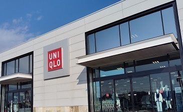 近くのユニクロ御殿場店まで250m（徒歩4分）