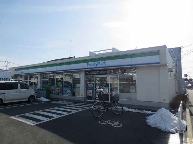 近くのファミリーマートまで990m(徒歩13分)