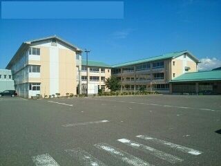 近くの田沢小学校まで590m(徒歩8分)