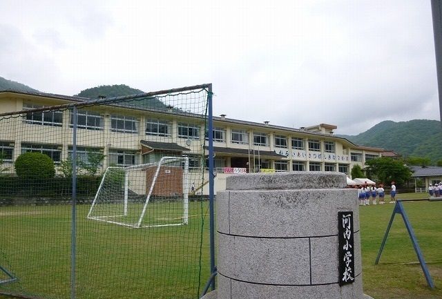 近くの小学校まで170m（徒歩3分）