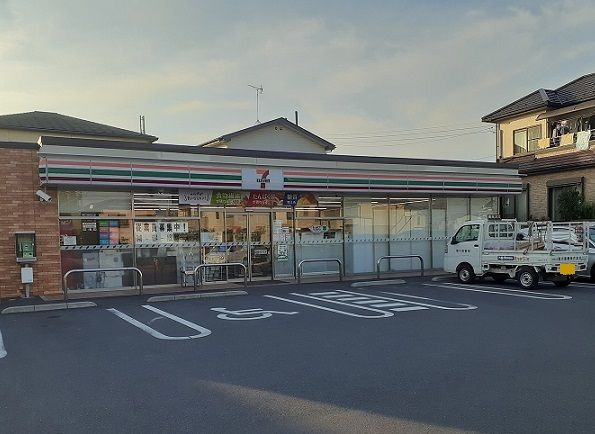 近くのセブン　さいたま堀崎店まで700m（徒歩9分）