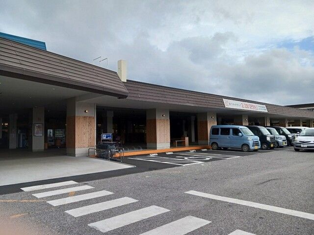 近くのあつみの市レイまで800m（徒歩10分）