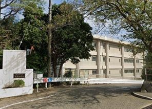近くの池上小学校まで883m（徒歩12分）