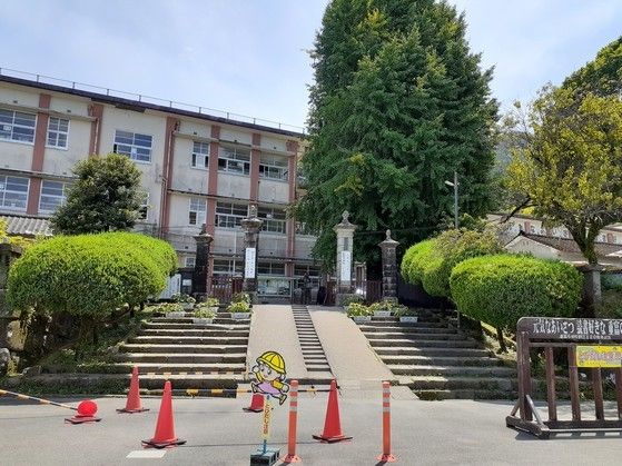 近くの重富小学校まで1,200m（徒歩15分）