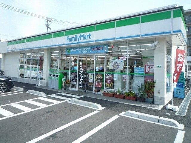 近くのファミリーマートまで170m（徒歩3分）