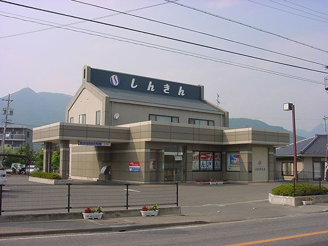 近くの上田信用金庫川西支店まで130m（徒歩2分）