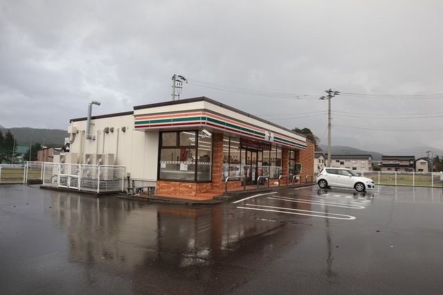 近くのセブンイレブン糸魚川高校前店まで700m(徒歩9分)