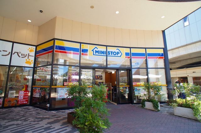 近くのミニストップイオンレイクタウンまで450m（徒歩6分）