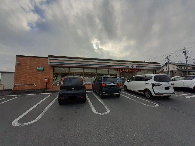 近くのセブンイレブン吉岡上野田店まで700m(徒歩9分)