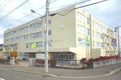 近くの中学校まで1,200m（徒歩15分）