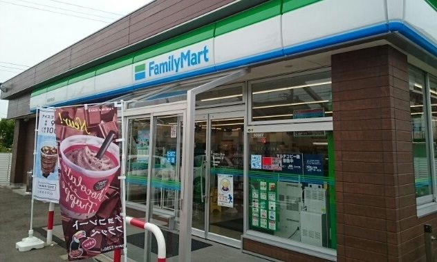 近くのファミリーマート新潟寺尾北店まで450m（徒歩6分）