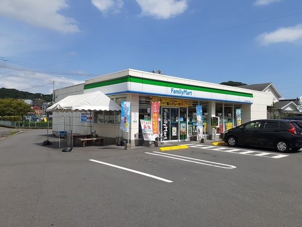 近くのコンビニまで300m（徒歩4分）