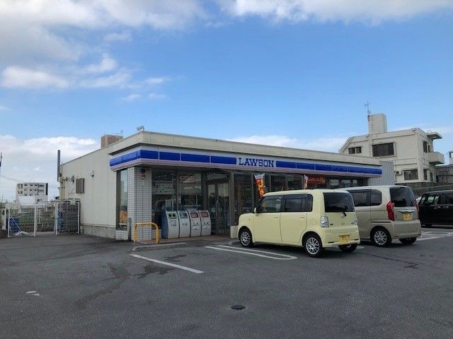 近くのローソン八重瀬町役場前店まで300m（徒歩4分）
