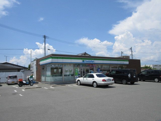 近くのファミリーマートやまざくら通りまで650m（徒歩9分）