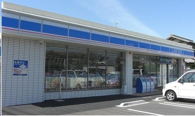 近くのローソンさんまで290m（徒歩4分）