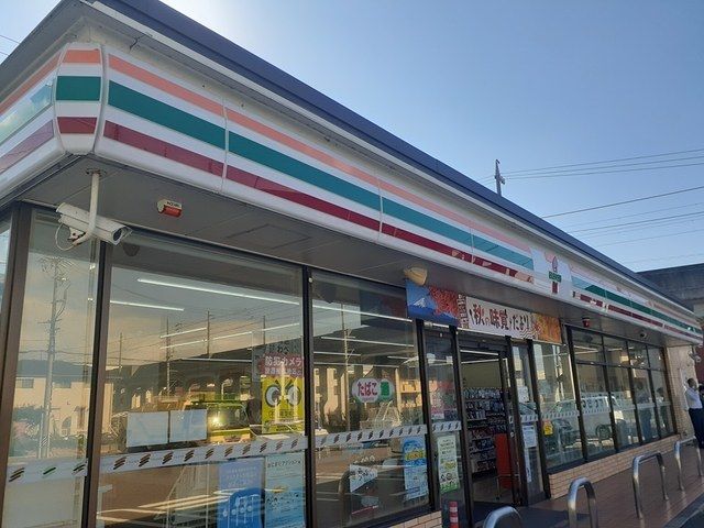 近くのコンビニまで260m（徒歩4分）