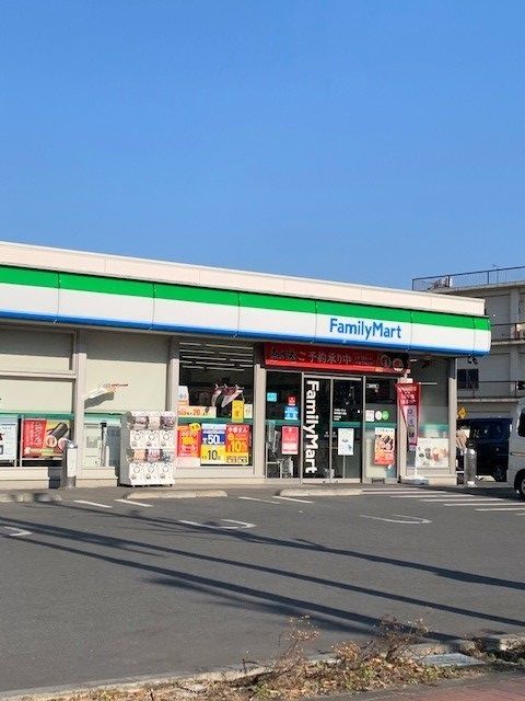 近くのファミリーマート東青梅４丁目店まで190m（徒歩3分）