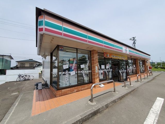 近くのコンビニまで300m（徒歩4分）