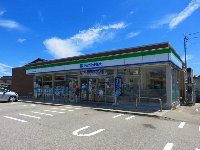 近くのファミリーマートまで1,200m（徒歩15分）