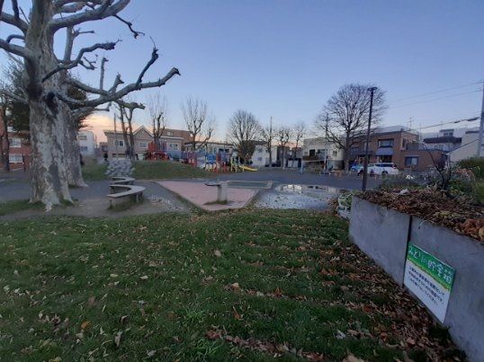 近くの八軒東公園まで200m（徒歩3分）