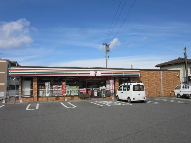 近くのセブンイレブン小川江頭店まで700m（徒歩9分）