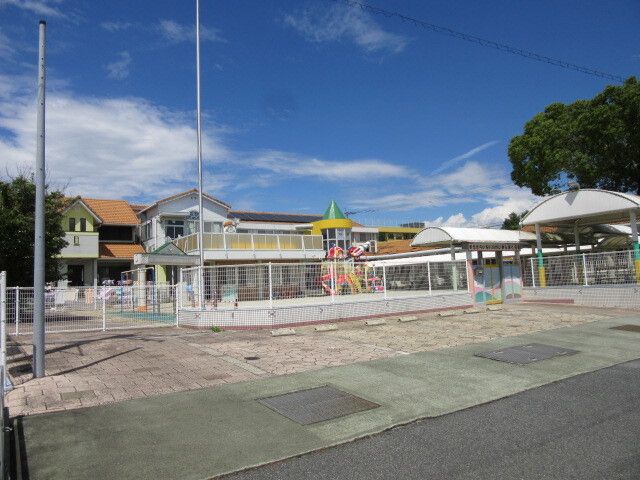 近くの白百合保育園まで900m（徒歩12分）