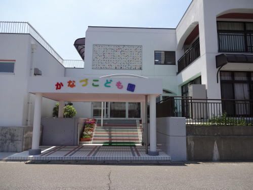 近くの金津こども園まで1,100m(徒歩14分)