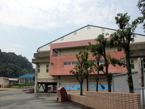 近くの金津小学校まで1,600m(徒歩20分)