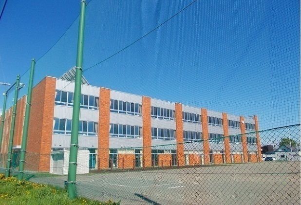 近くの岩見沢市立岩見沢小学校まで1,250m(徒歩16分)