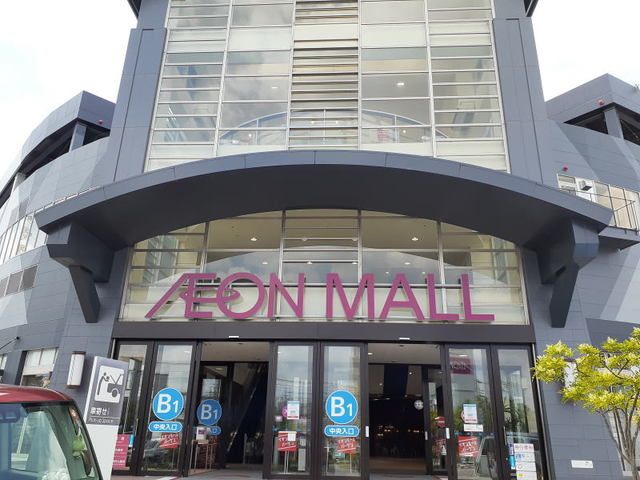 近くのイオンモール岡崎まで700m（徒歩9分）