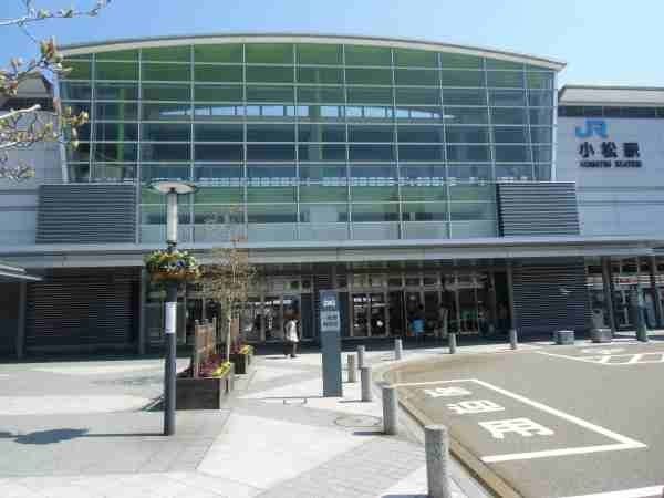 近くの小松駅まで3,000m（徒歩38分）