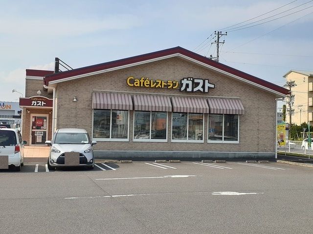 近くのガスト加治木店まで650m（徒歩9分）
