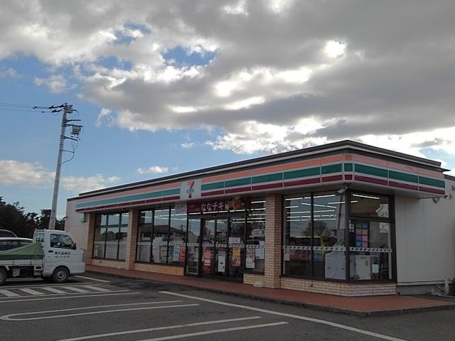 近くのセブンイレブン藤岡岡之郷店まで700m（徒歩9分）