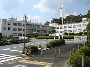 近くの役所まで2,000m（徒歩25分）
