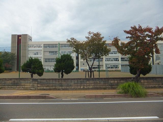 近くの大手町小学校まで1,000m（徒歩13分）