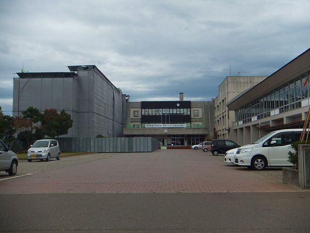近くの城東中学校まで1,900m（徒歩24分）